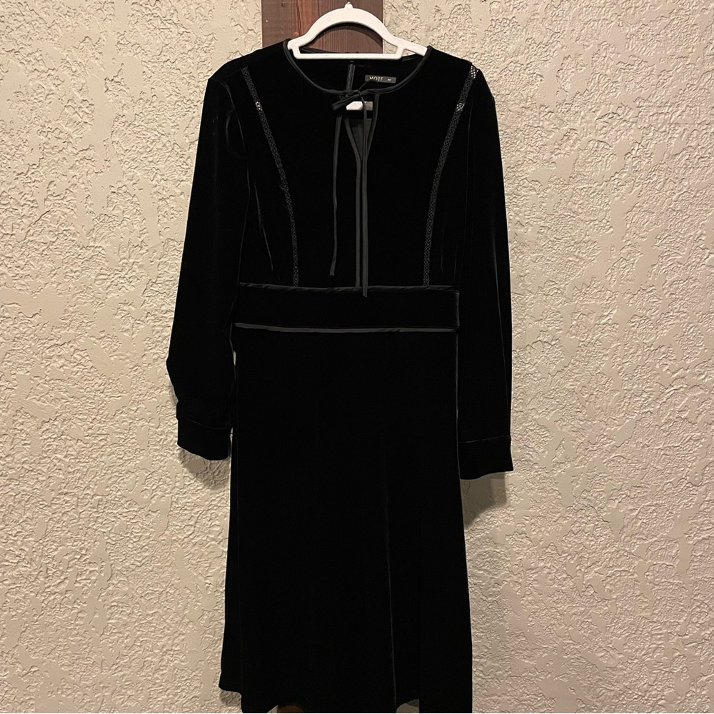 MOTF | velvet black long sleeve midi dress - Picture 4 of 6